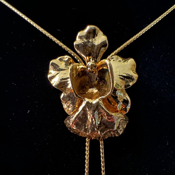 Elegant Gold Floral Pendant Necklace - Picture 9 of 10